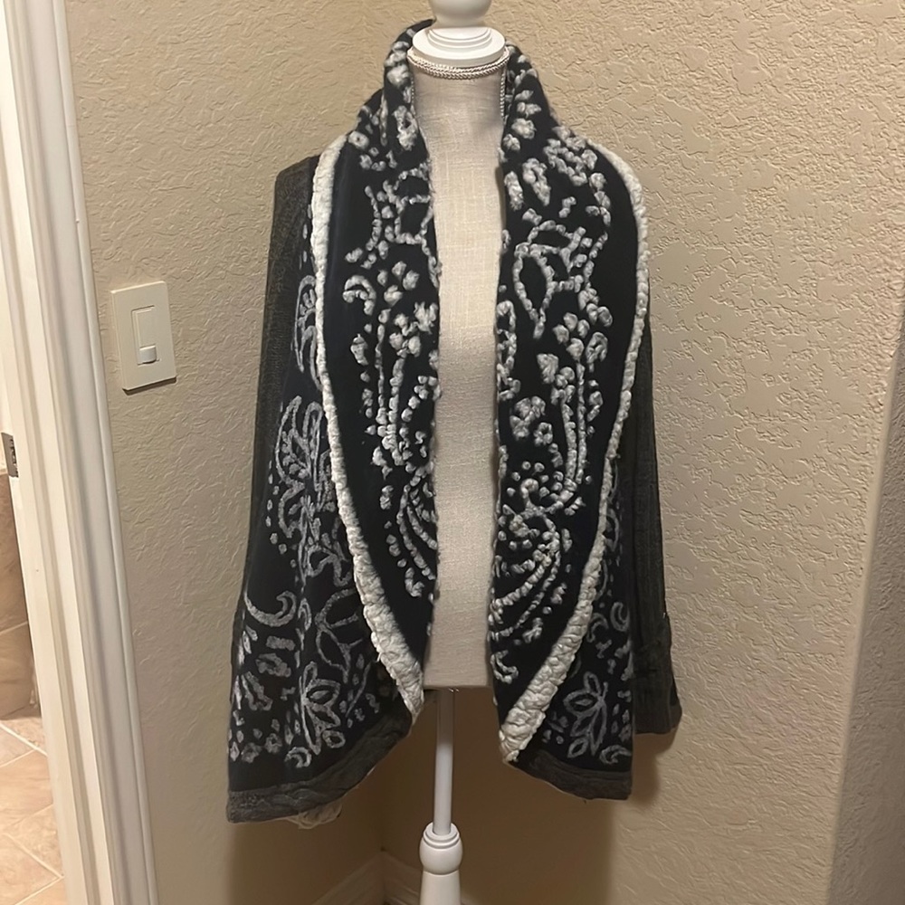Beautiful winter sweater size S . Sleeping on snow . Warm and unique.